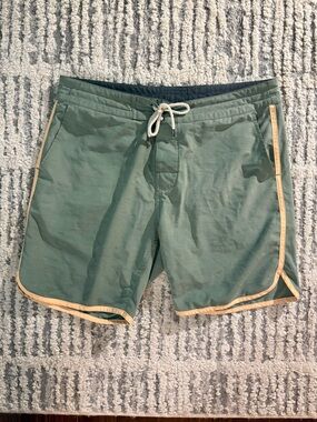 Faherty green olive contrast board short swim trunks size 34